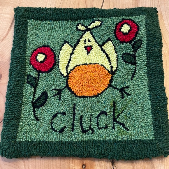 “Cluck” hooked wall hanging - Picture 1 of 2